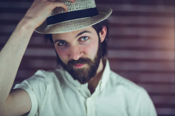 Pohledný muž nosí klobouk — Stock fotografie