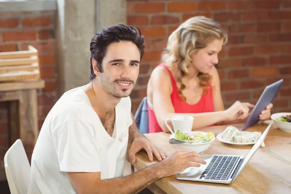 Affärsman med bärbar dator — Stockfoto