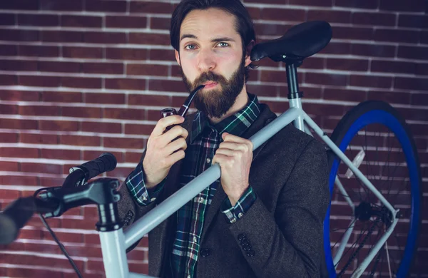 Uomo intelligente con bicicletta fumare pipa — Foto Stock