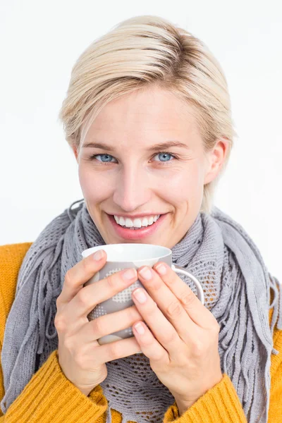 Donna che beve da una tazza — Foto Stock