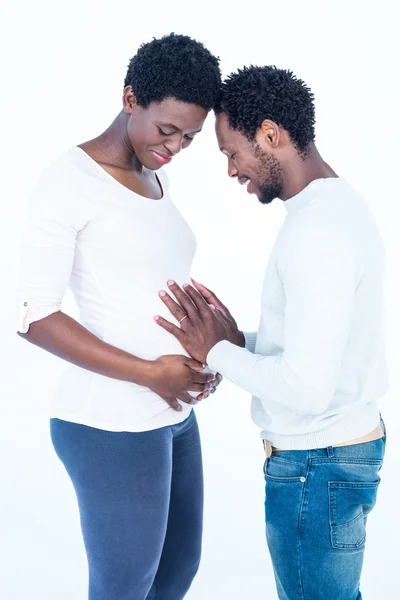 Vrolijke man raken zijn zwangere vrouw buik — Stockfoto