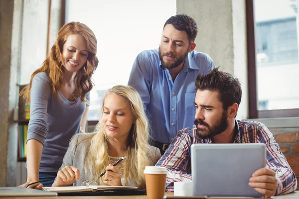 Gente de negocios trabajando mientras discuten — Foto de Stock