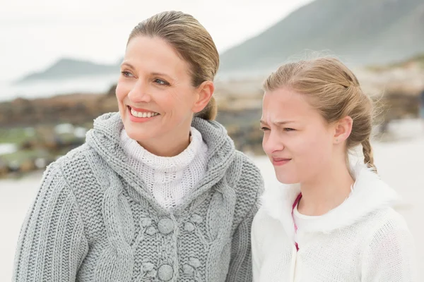 Mère et fille regardant vers la mer — Photo