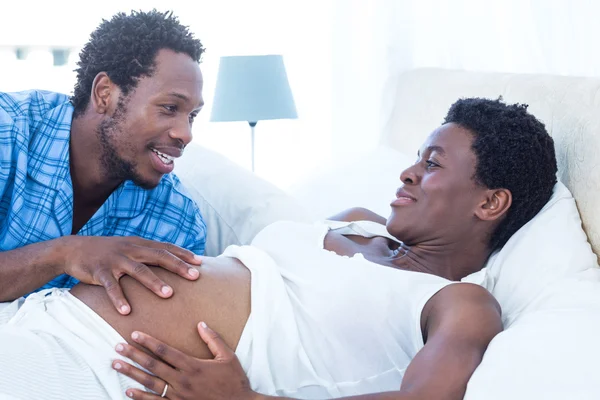 Homem tocando mulher grávida barriga — Fotografia de Stock