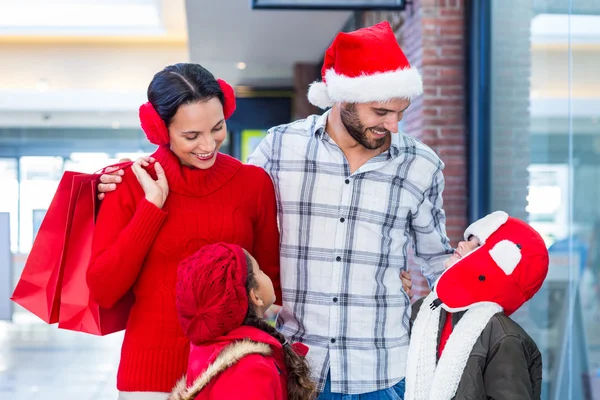 Familia feliz en el centro comercial — Foto de Stock