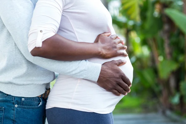 Homem abraçando esposa grávida — Fotografia de Stock