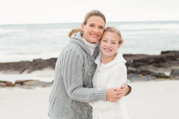 Mère et fille câlins — Photo