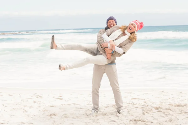 Casal feliz segurando um ao outro — Fotografia de Stock