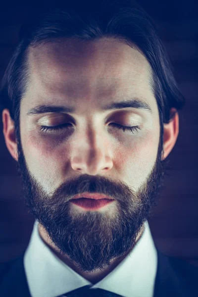 Homme réfléchi avec les yeux fermés — Photo