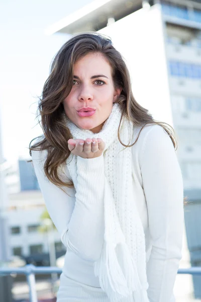 Nádherná brunetka foukání polibek — Stock fotografie