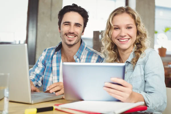 Kollegen, die an der Technologie arbeiten — Stockfoto