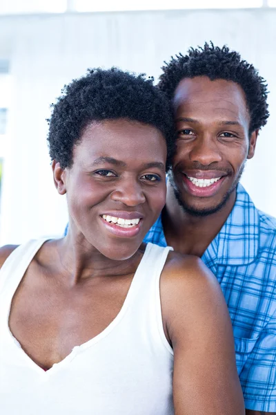 Alegre pareja de pie en casa — Foto de Stock