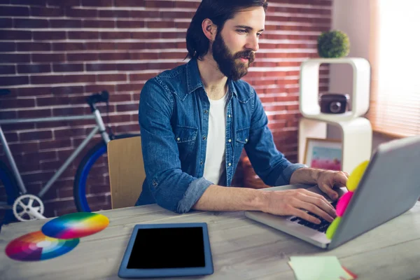 Businessman using using laptop — Stock Photo, Image