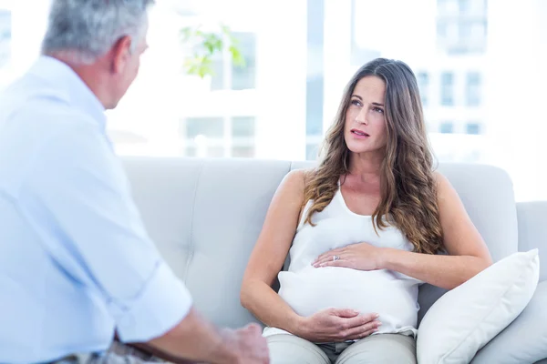 Zwangere vrouw praten met therapeut — Stockfoto