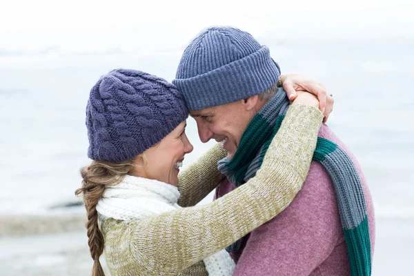 Paar umarmt sich am Strand — Stockfoto