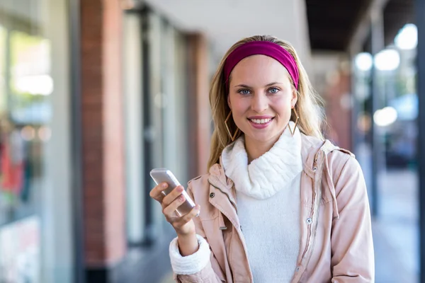 Vrouw bedrijf smartphone bij shoppingmall — Stockfoto