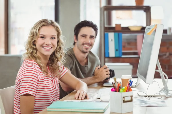 Uomo e donna che lavorano — Foto Stock