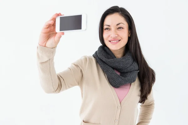 Lachende brunette nemen selfie — Stockfoto