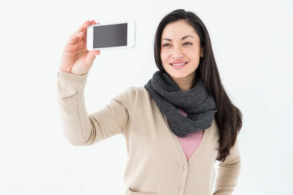 Sorrindo morena tomando selfie — Fotografia de Stock