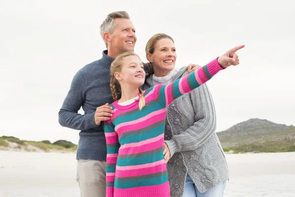 Familjen tittar ut mot havet — Stockfoto