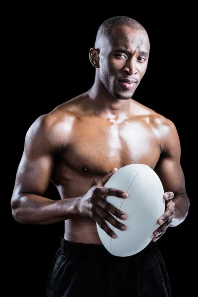Atleta sin camisa sosteniendo pelota de rugby —  Fotos de Stock