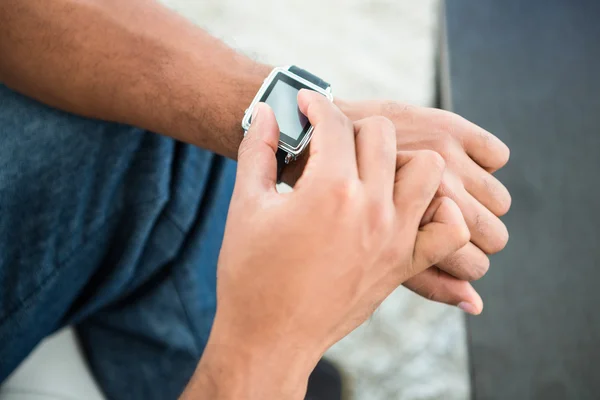 Man using smart watch — Stock Photo, Image