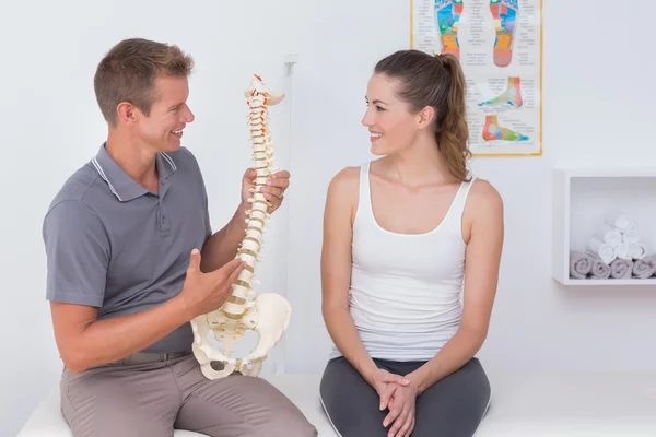 医者を示す解剖学的脊椎 — ストック写真