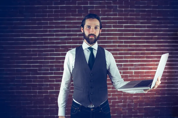 Homem inteligente segurando laptop — Fotografia de Stock