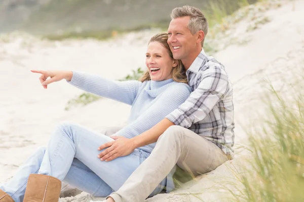 Lächelndes Paar sitzt zusammen — Stockfoto