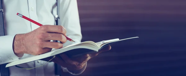 Homme écrivant dans son carnet — Photo