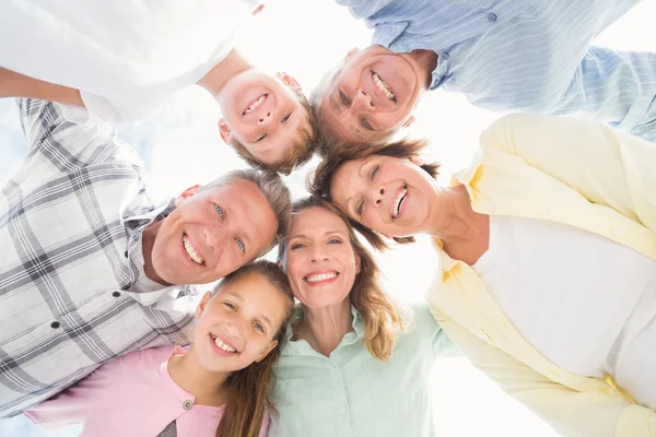 Mehrgenerationenfamilie blickt nach unten — Stockfoto