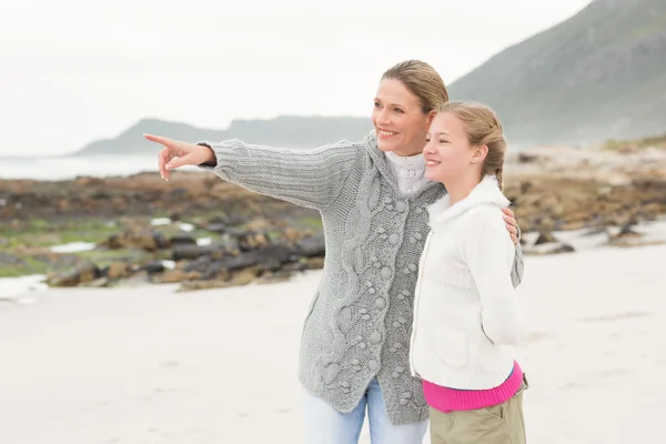 Mãe e filha olhando para o mar — Fotografia de Stock