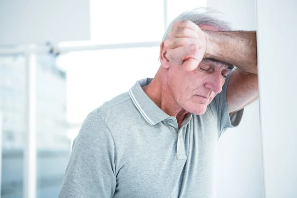 Trauriger reifer Mann lehnt sich an Wand — Stockfoto