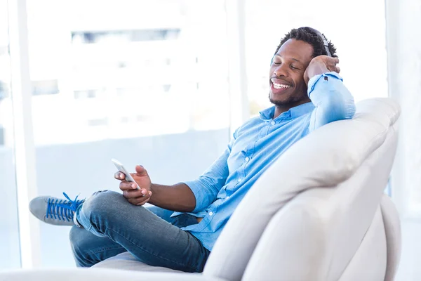 Relajado hombre disfrutando de la música —  Fotos de Stock