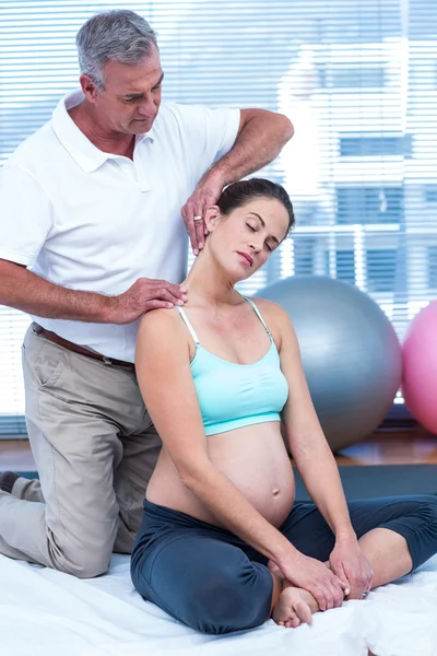 Vrouw trainen in de fitnessruimte met trainer — Stockfoto