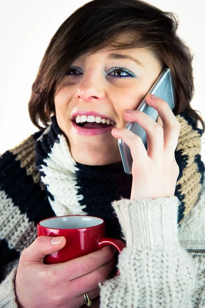 Nette Frau mit ihrem Smartphone — Stockfoto