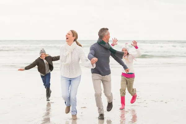 Família feliz aproveitando o dia — Fotografia de Stock