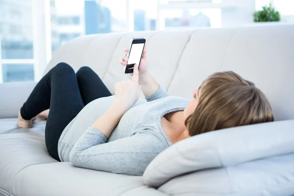 Vrouw die smartphone thuis gebruikt — Stockfoto