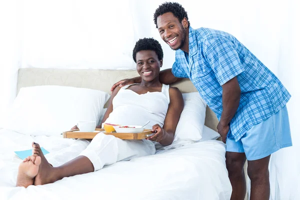 Feliz casal alegre em casa — Fotografia de Stock