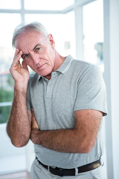 Gespannen man zijn hoofd aan te raken — Stockfoto