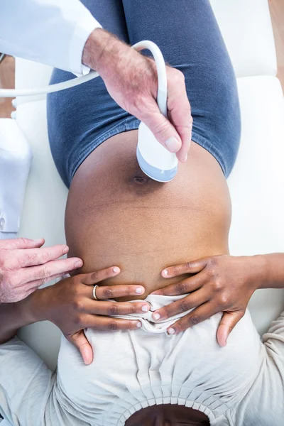 Médico realizando ultra-som na mulher grávida — Fotografia de Stock