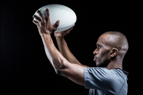 Atleta en posición de lanzar pelota de rugby — Foto de Stock