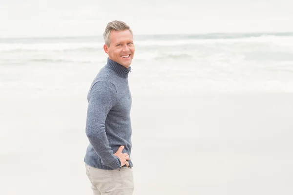 Man standing at the edge of the sea — Stock Photo, Image