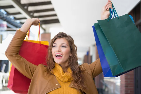 Mosolygós nő bevásárló táskák — Stock Fotó