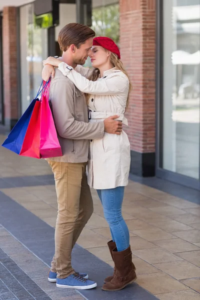 Casal prestes a beijar no shopping — Fotografia de Stock