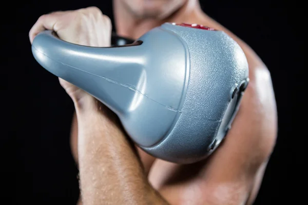 Deportista haciendo ejercicio con kettlebell — Foto de Stock