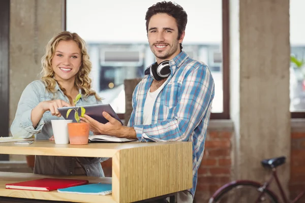 Business folk hålla tablet — Stockfoto