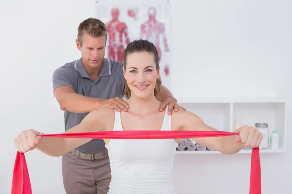 Arzt untersucht seinen Patienten zurück — Stockfoto