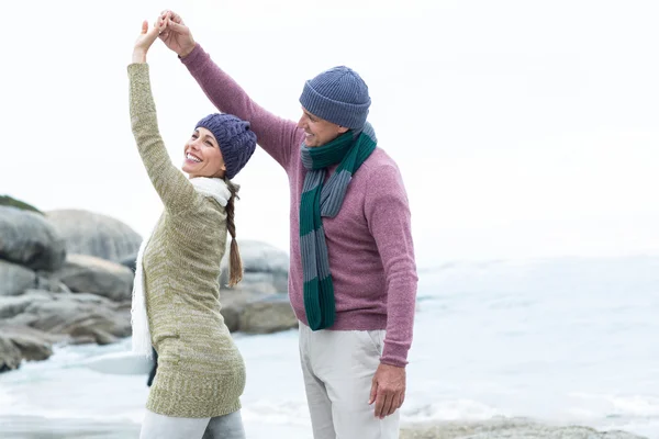 Paar umarmt sich am Strand — Stockfoto