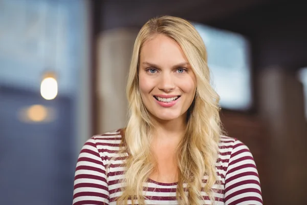 Frau lächelt im kreativen Büro — Stockfoto